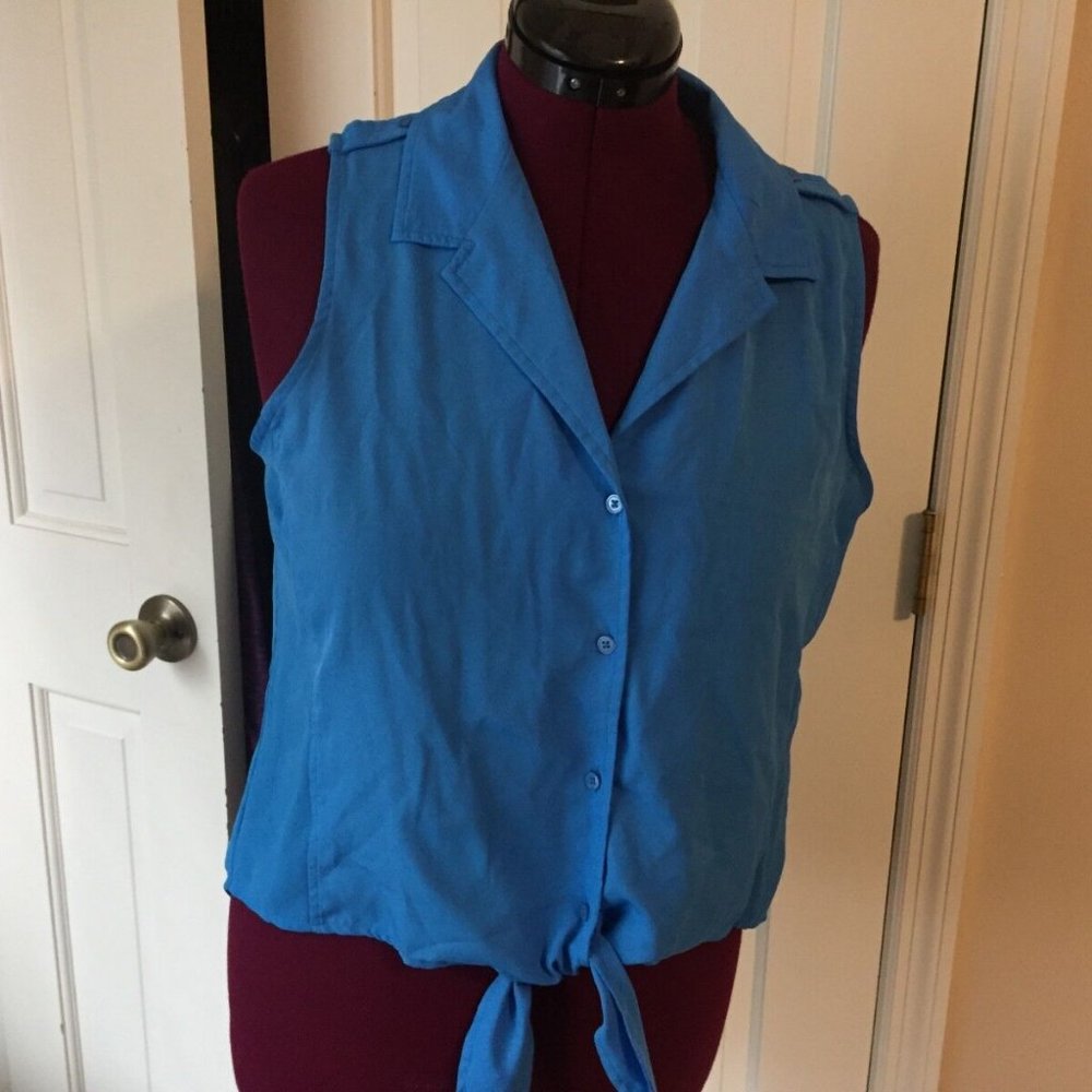 TRUE FREEDOM JUNIOR'S SIZE XL BLUE SLEEVELESS BLOUSE.